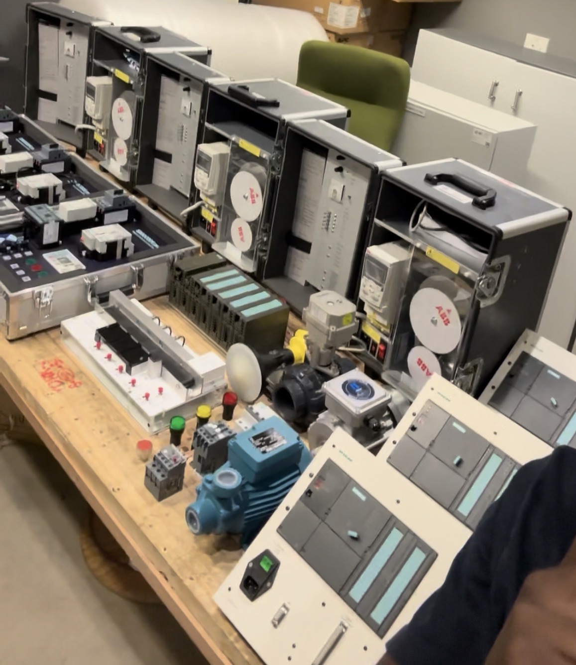 Siemens S7-300 PLC training kit with I/O patch panel and the conveyor model rig